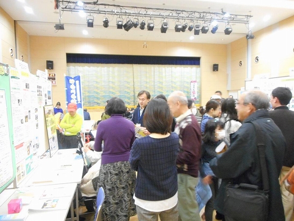 パネル展示で活動を紹介